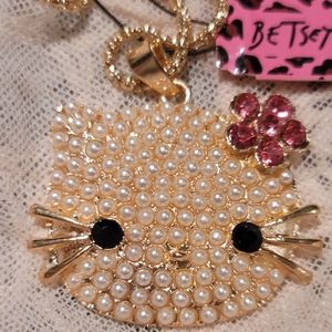 😻 Betsey Johnson Hello Kitty Pearl Pendant
